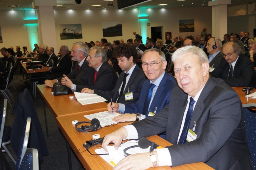Российские участники совместно с венгерскими коллегами в зале заседаний